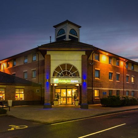 Holiday Inn Express Warwick - Stratford-Upon-Avon, An Ihg Hotel Екстериор снимка