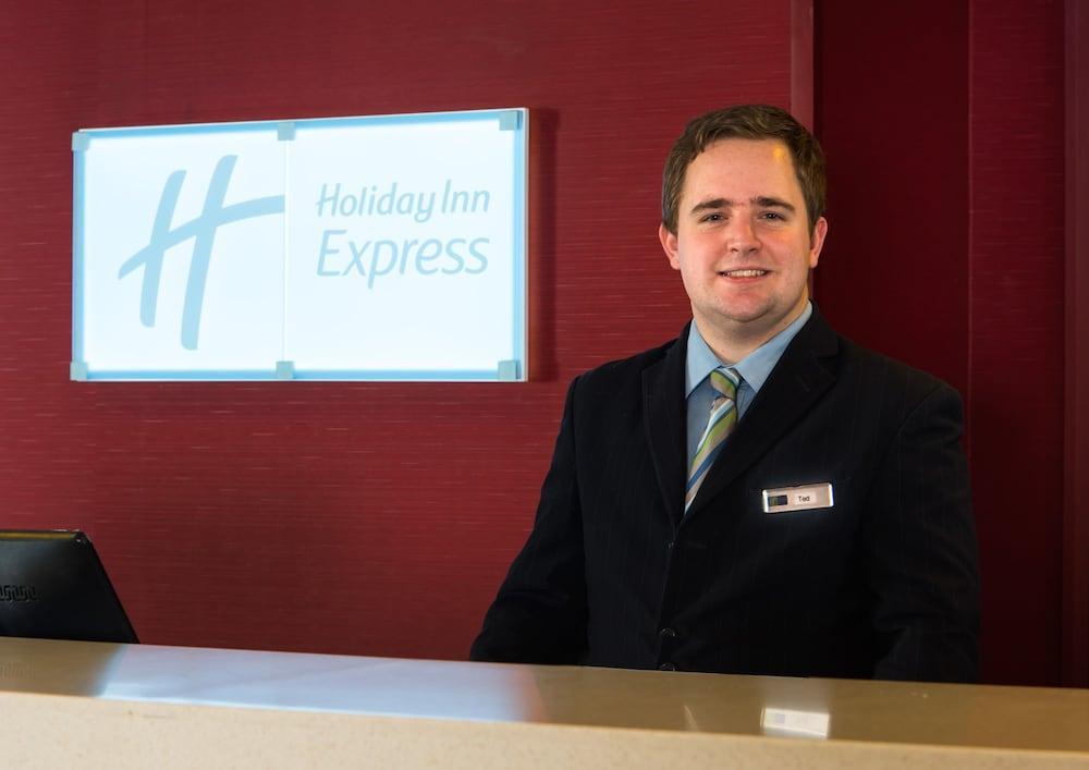 Holiday Inn Express Warwick - Stratford-Upon-Avon, An Ihg Hotel Екстериор снимка