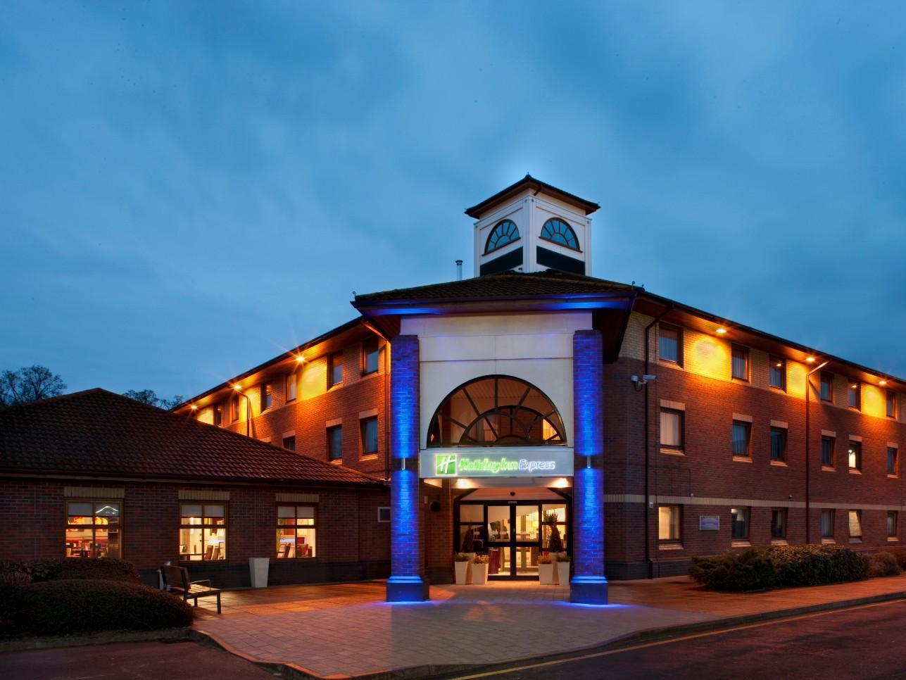 Holiday Inn Express Warwick - Stratford-Upon-Avon, An Ihg Hotel Екстериор снимка