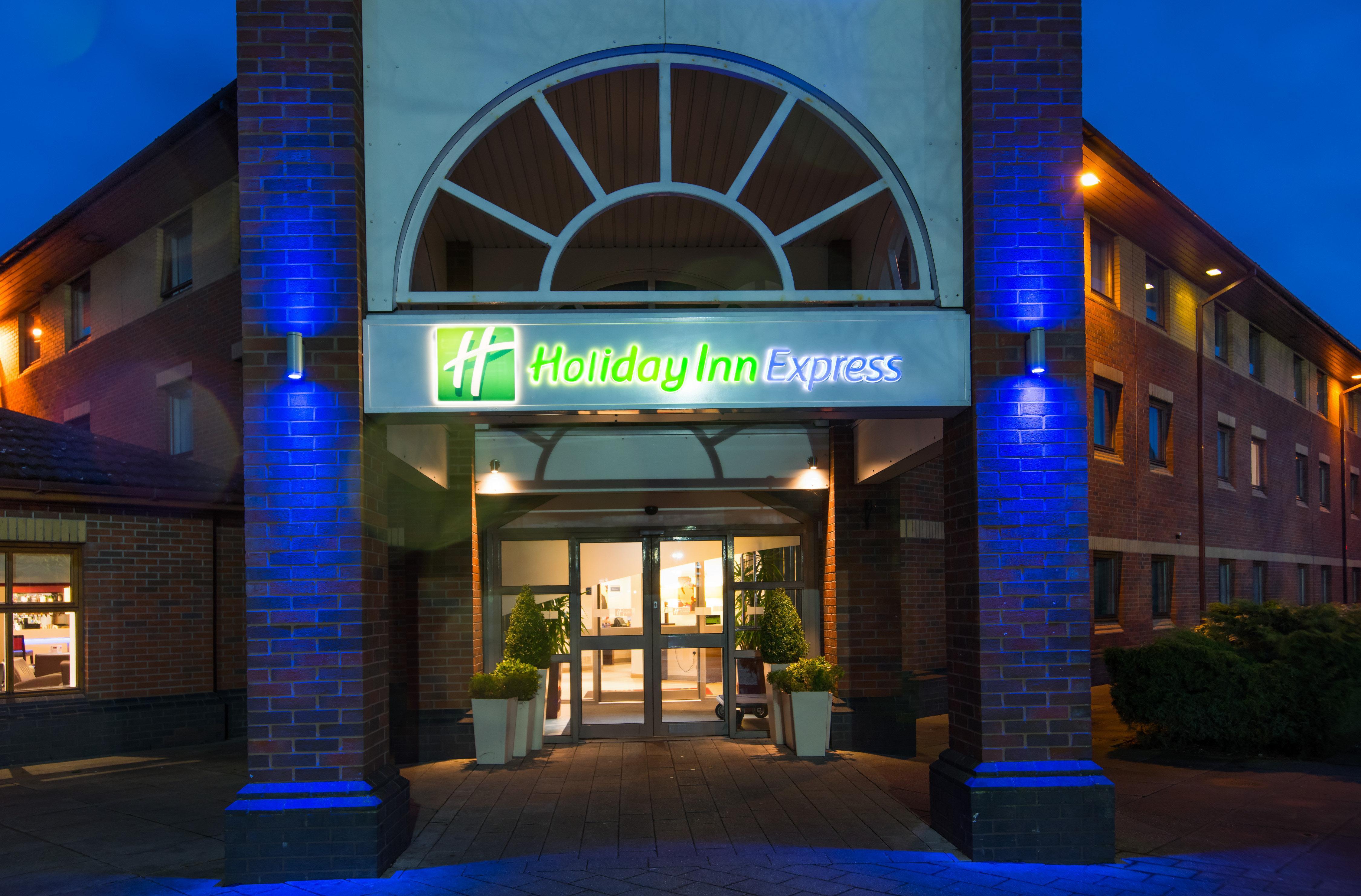 Holiday Inn Express Warwick - Stratford-Upon-Avon, An Ihg Hotel Екстериор снимка