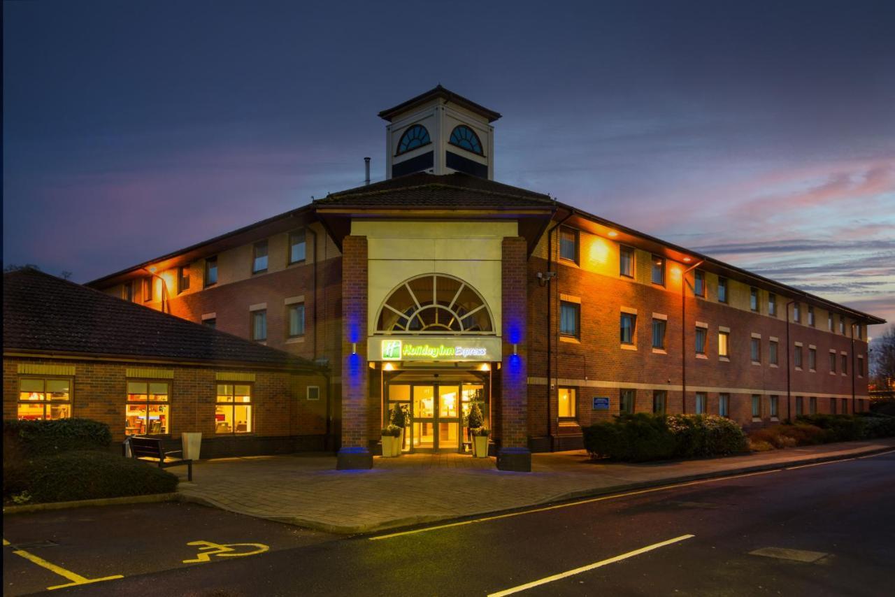 Holiday Inn Express Warwick - Stratford-Upon-Avon, An Ihg Hotel Екстериор снимка