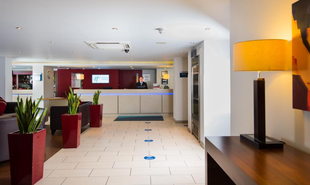 Holiday Inn Express Warwick - Stratford-Upon-Avon, An Ihg Hotel Екстериор снимка