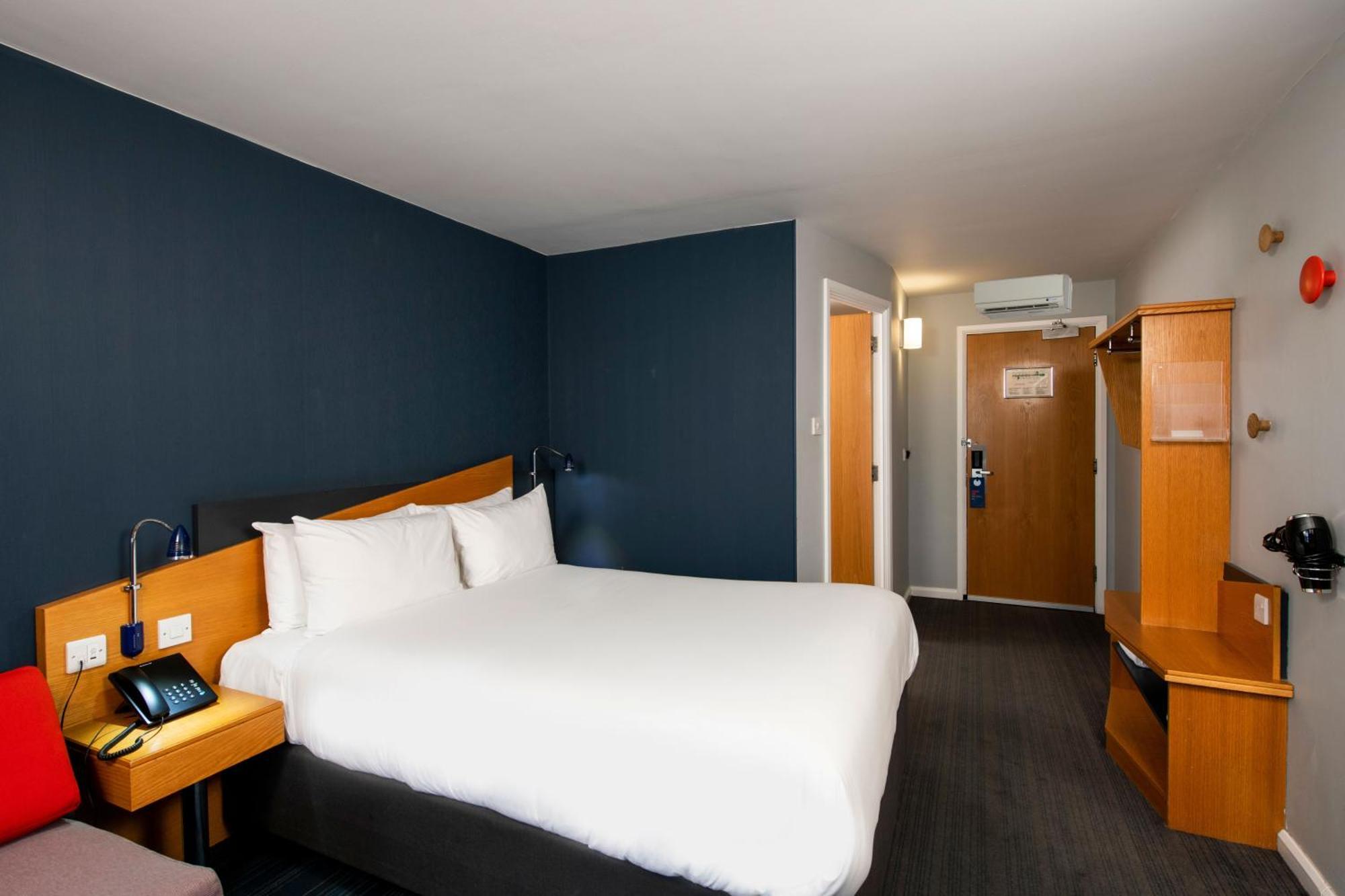 Holiday Inn Express Warwick - Stratford-Upon-Avon, An Ihg Hotel Екстериор снимка