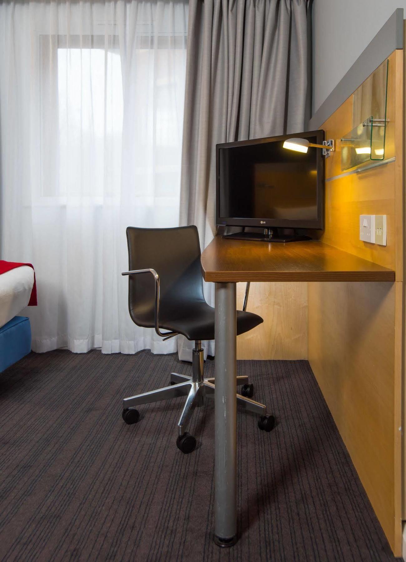 Holiday Inn Express Warwick - Stratford-Upon-Avon, An Ihg Hotel Екстериор снимка