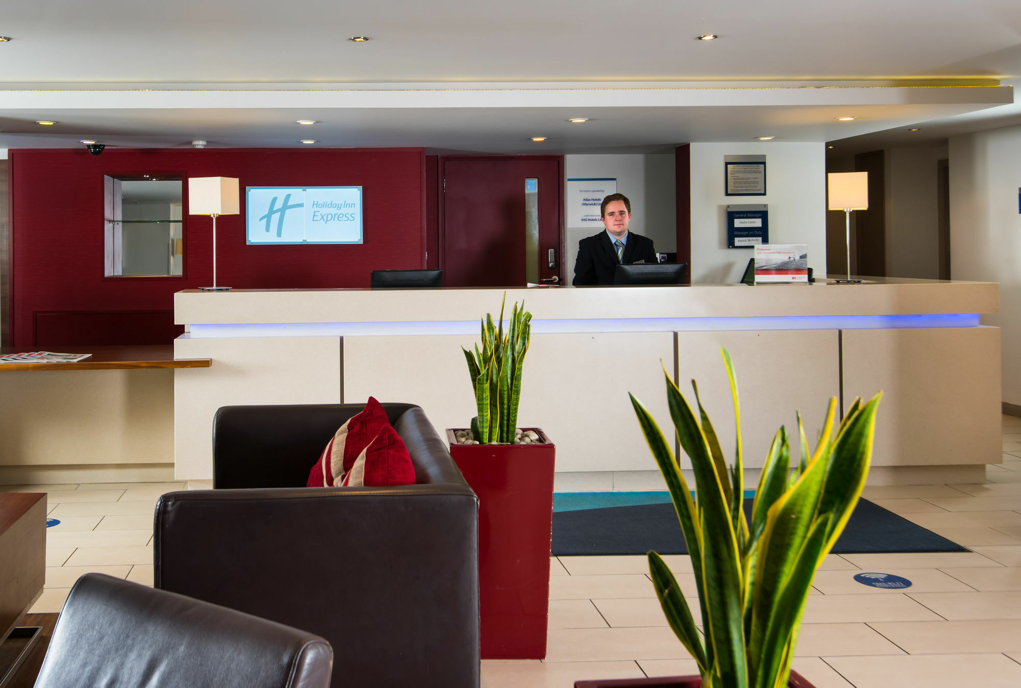 Holiday Inn Express Warwick - Stratford-Upon-Avon, An Ihg Hotel Екстериор снимка