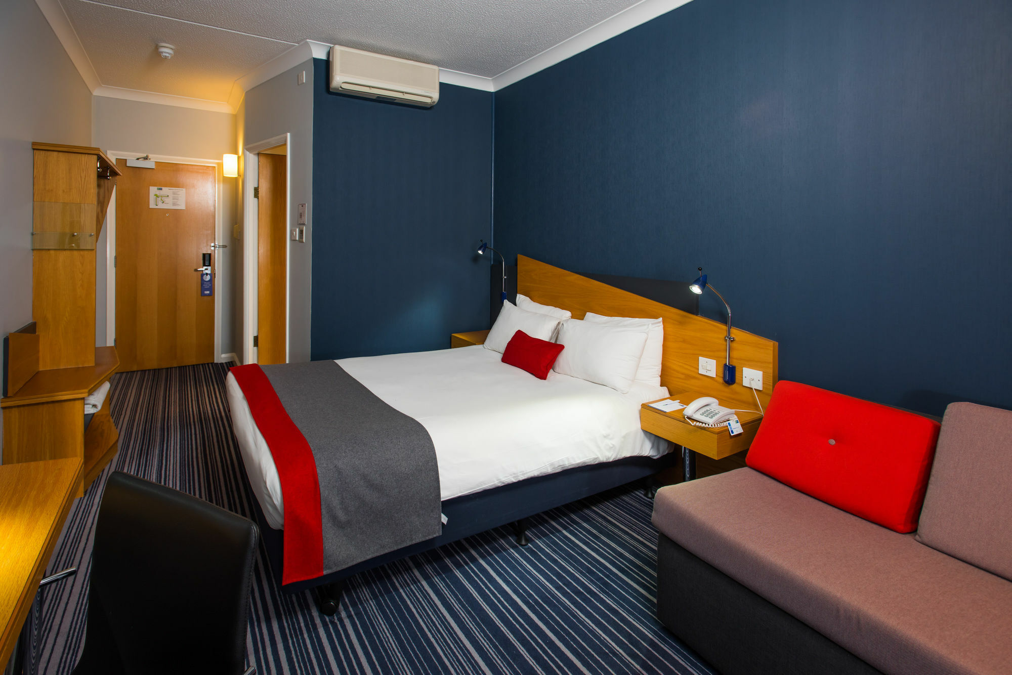 Holiday Inn Express Warwick - Stratford-Upon-Avon, An Ihg Hotel Екстериор снимка